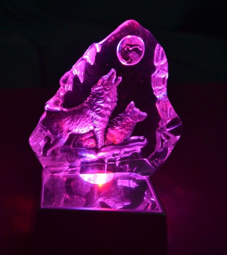 CRYSTAL WOLVES ORNAMENT AND LIGHT STAND