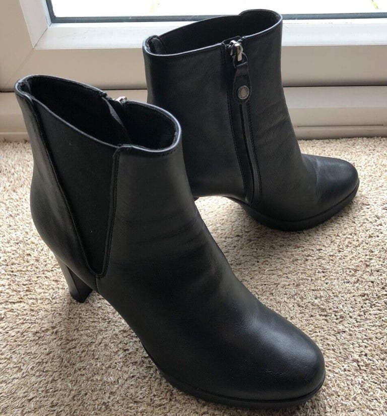 Ladies Black Boots Size 6