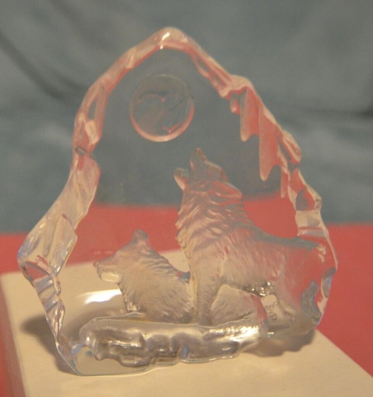 CRYSTAL WOLVES ORNAMENT AND LIGHT STAND