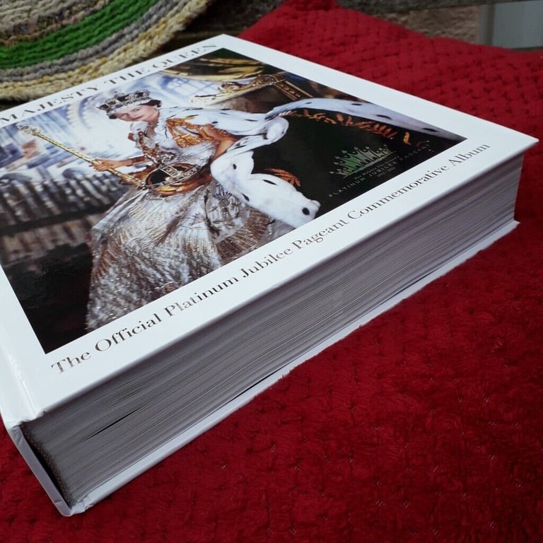  Queen Elizabeth ll Official Platinum Jubilee Pageant Commemorative Album (Hardback) - New-