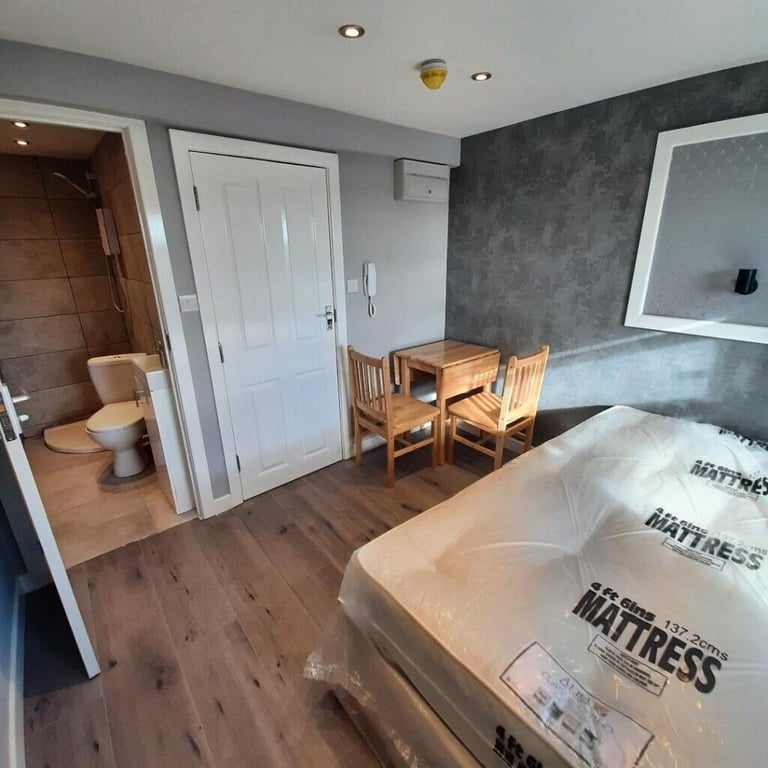 '**HANWELL W7** COSY DOUBLE STUDIO 15 MINUTES PADDINGTON AND HEATHROW 