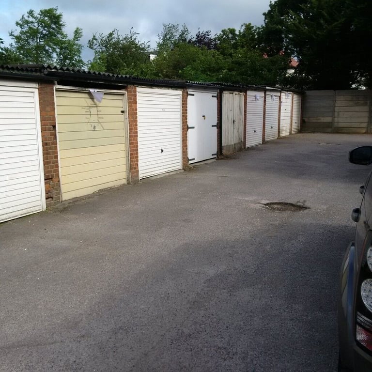 Garage/Parking/Storage to rent: High Road (r/o Granville Place), North Finchley N12 0AY
