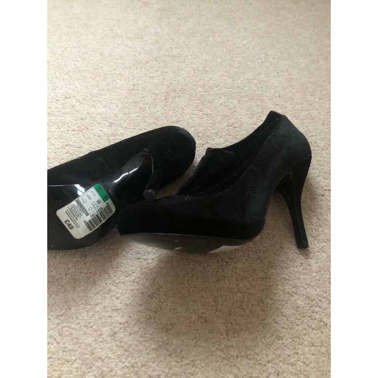 image for Women’s shoe boots size 4 new unworn black