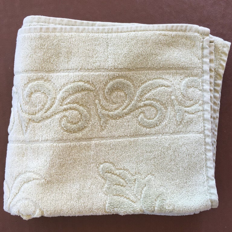 2 green hand towels (£1 each); 2 white guest/sport towels (£1 both). Can post.