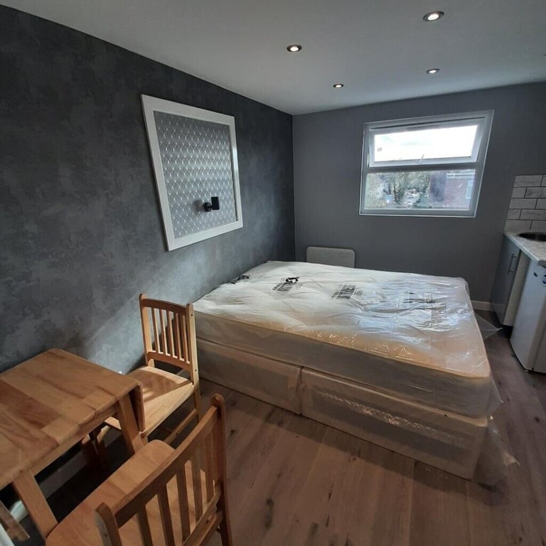 '**HANWELL W7** COSY DOUBLE STUDIO 15 MINUTES PADDINGTON AND HEATHROW 