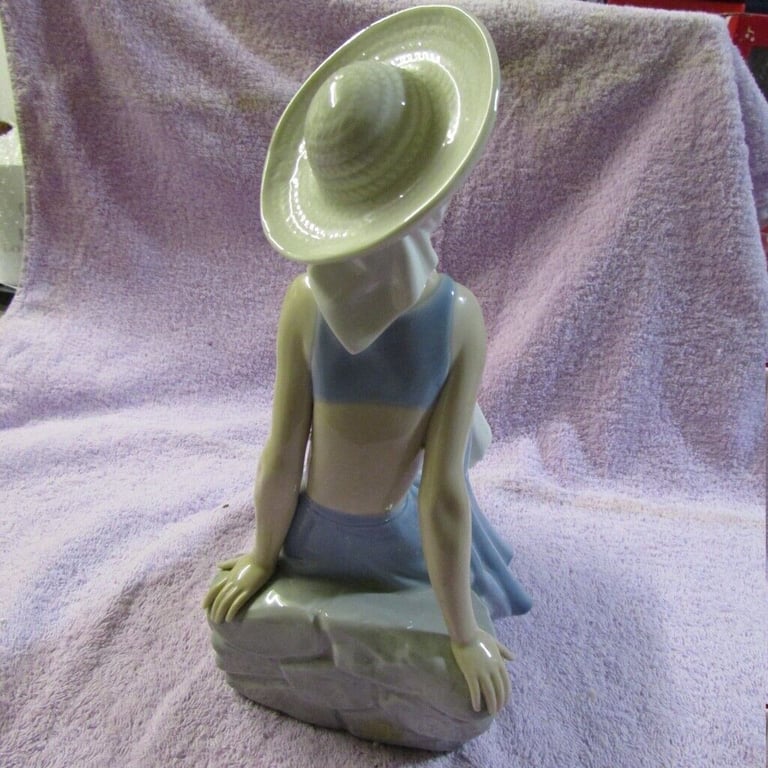 RARE 1980s Large Porcelain LLADRO Nao Woman in Sun Hat Sitting on Wall 11.5"