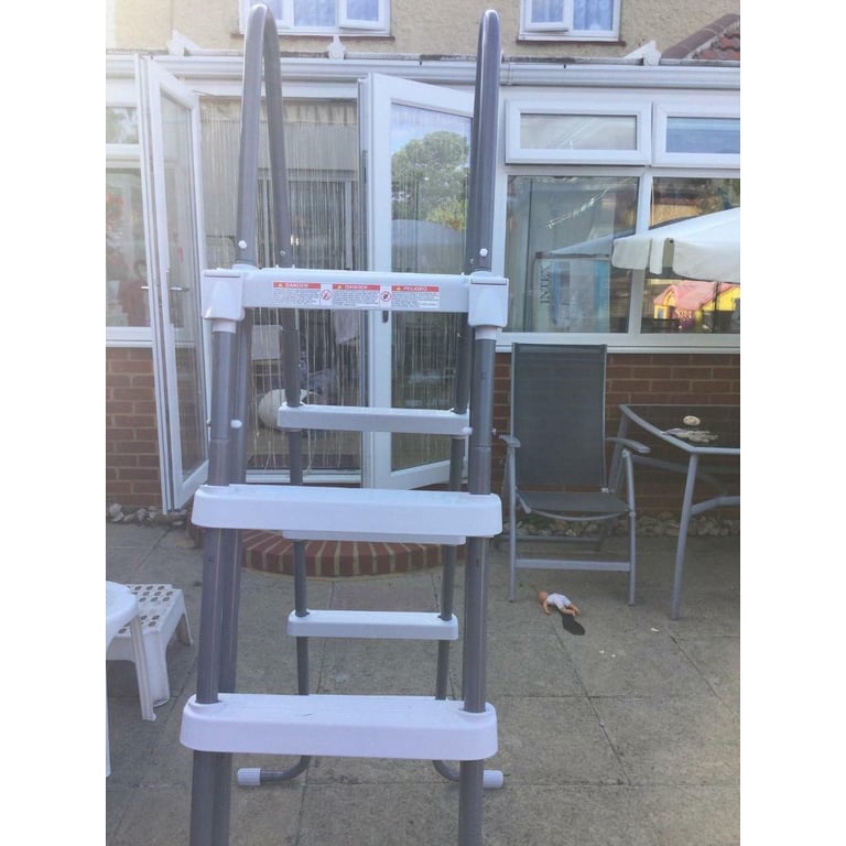 Pool ladders 