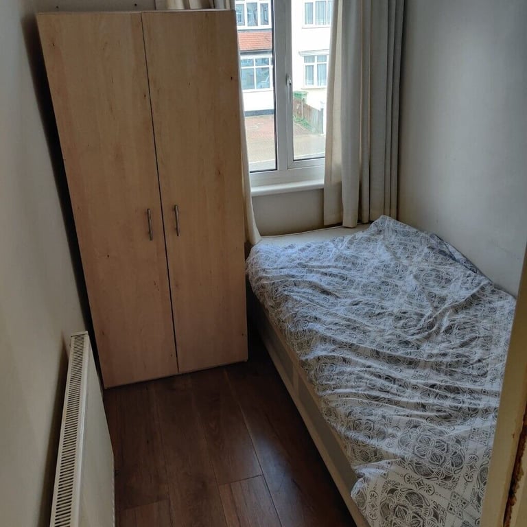 ROOM in lovely house to rent. Available now.