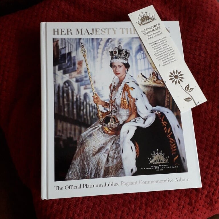  Queen Elizabeth ll Official Platinum Jubilee Pageant Commemorative Album (Hardback) - New-