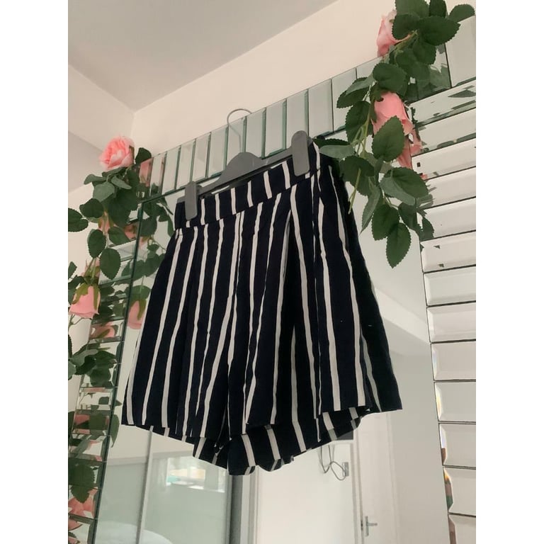 image for H&M Navy Blue and White Striped Shorts Size 6