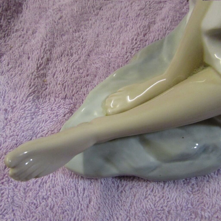 RARE 1980s Large Porcelain LLADRO Nao Woman in Sun Hat Sitting on Wall 11.5"