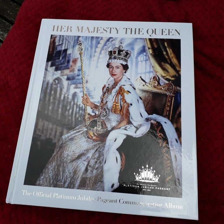  Queen Elizabeth ll Official Platinum Jubilee Pageant Commemorative Album (Hardback) - New-