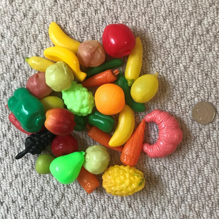 	Toy plastic fruit & veg (and a croissant!), 32 pieces. £1 lot.