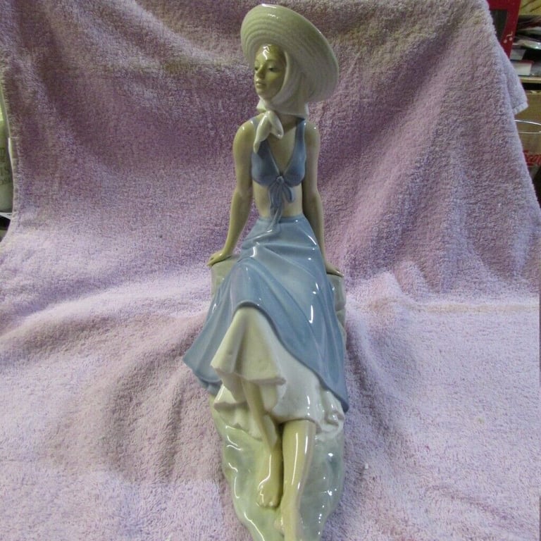 RARE 1980s Large Porcelain LLADRO Nao Woman in Sun Hat Sitting on Wall 11.5"