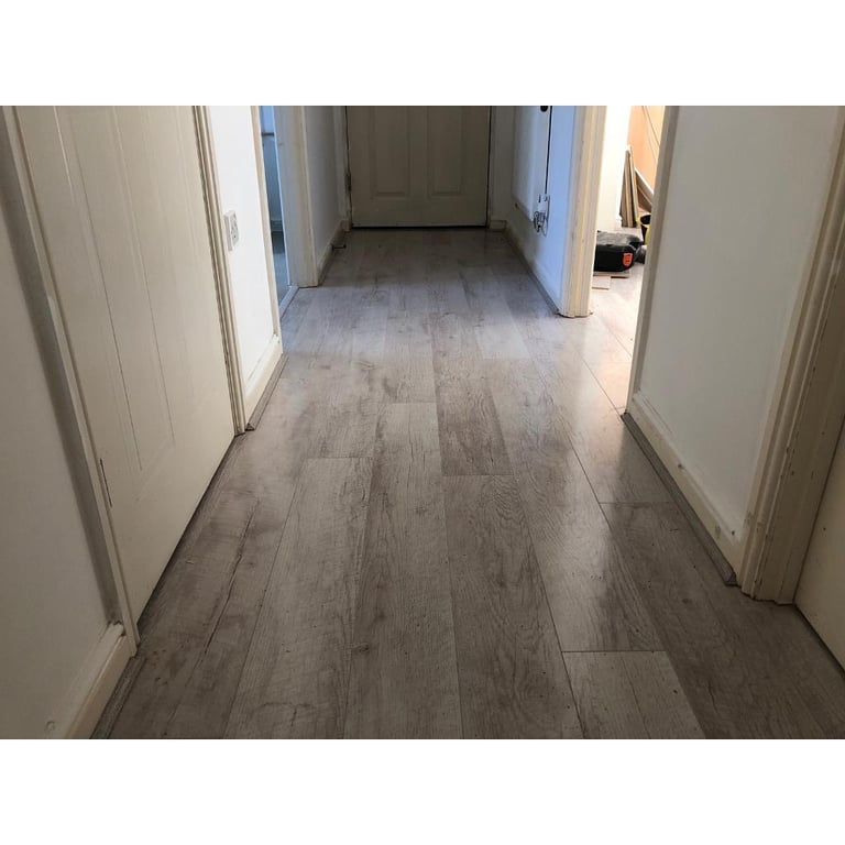 Laminate floor fitter