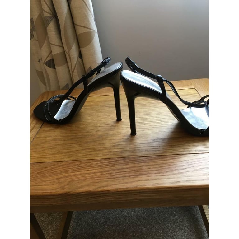 Black sandals size 6