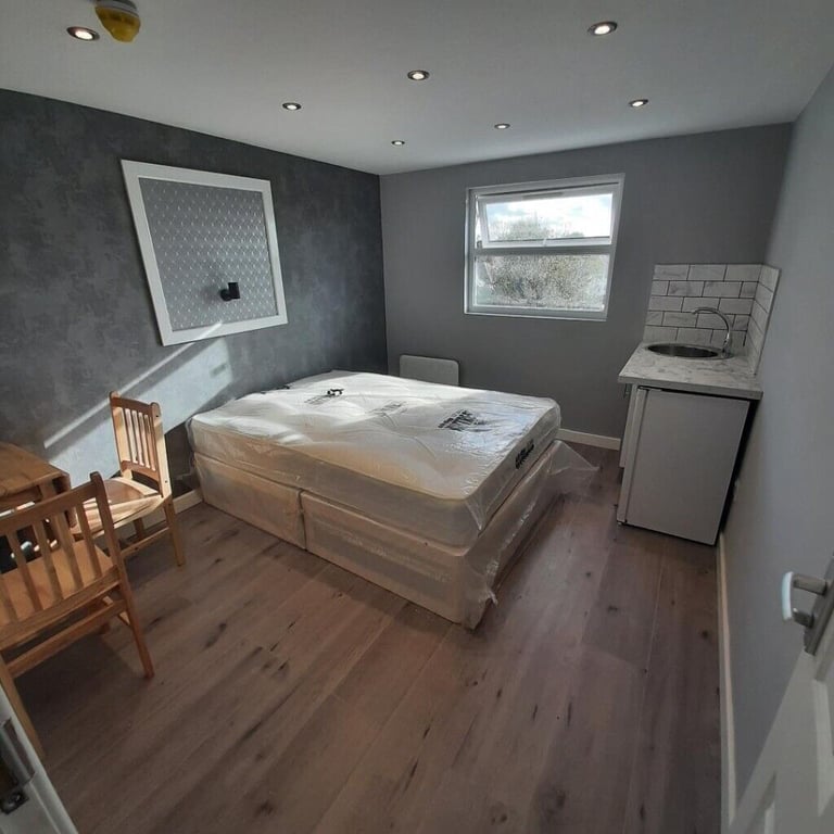 '**HANWELL W7** COSY DOUBLE STUDIO 15 MINUTES PADDINGTON AND HEATHROW 