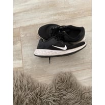 Nike black size 6 trainers