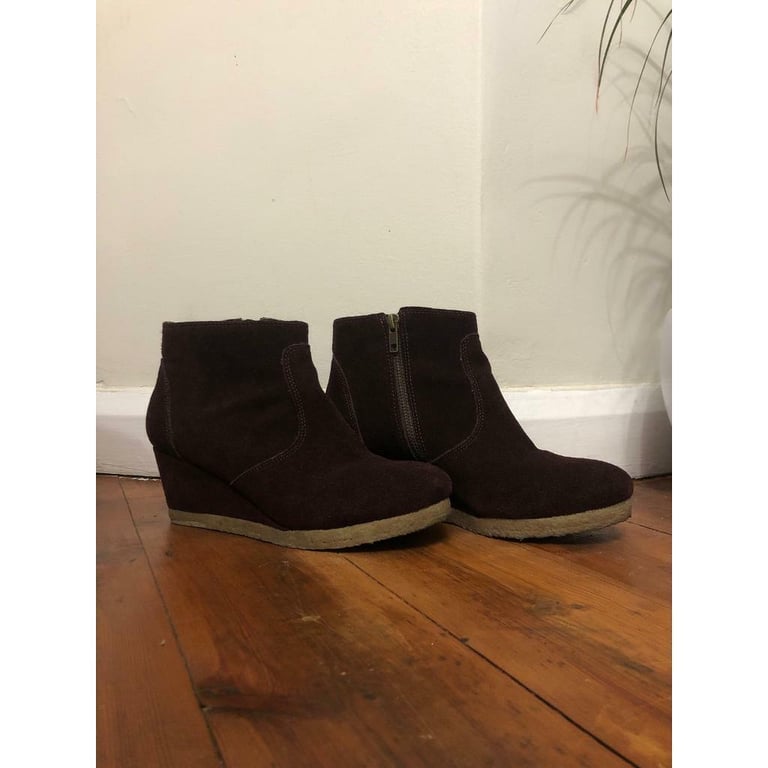 image for Size 6 pair of white stuff boots