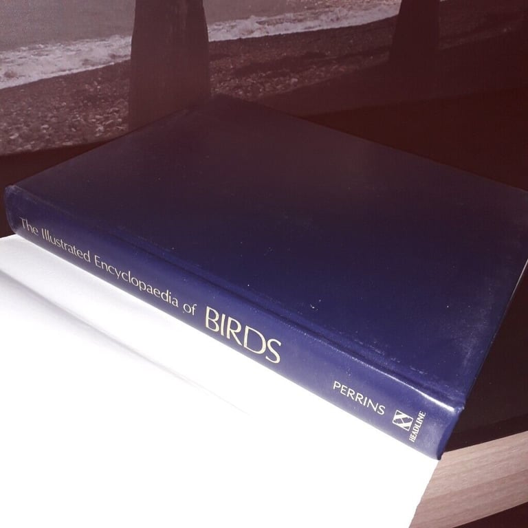 The Illustrated Encyclopaedia of Birds by Christopher Perrins(hardback book)