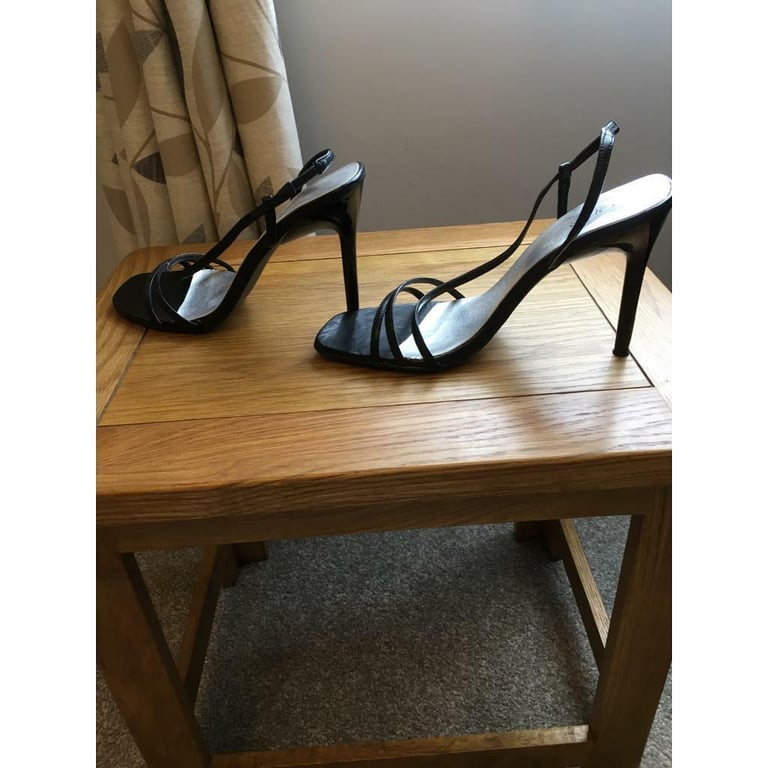 Black sandals size 6