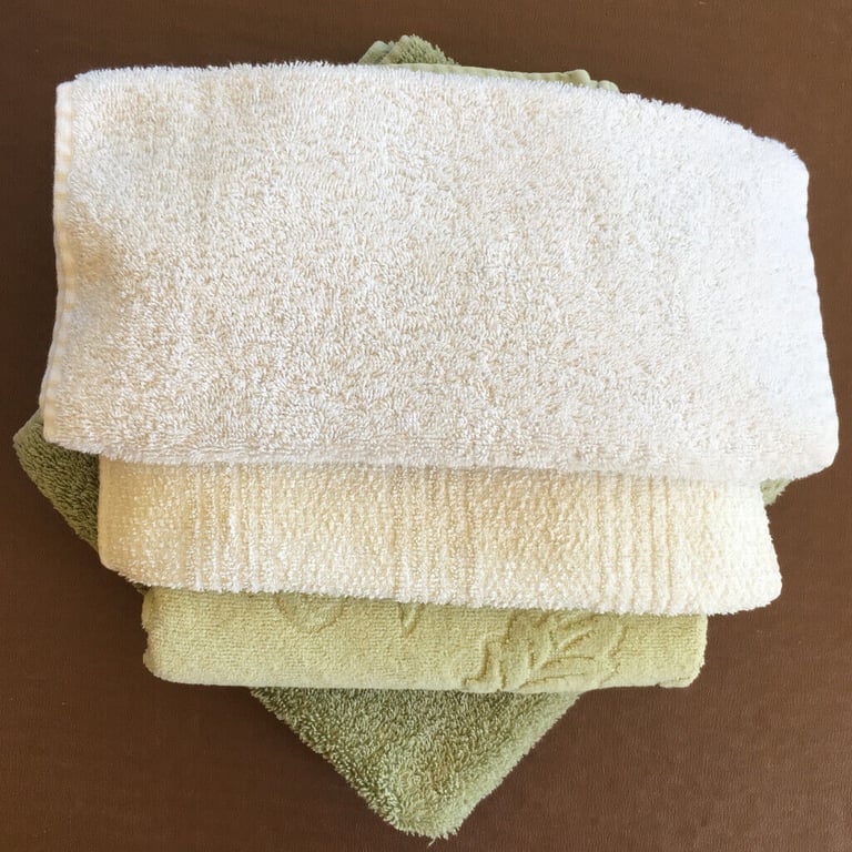 image for 2 green hand towels (£1 each); 2 white guest/sport towels (£1 both). Can post.