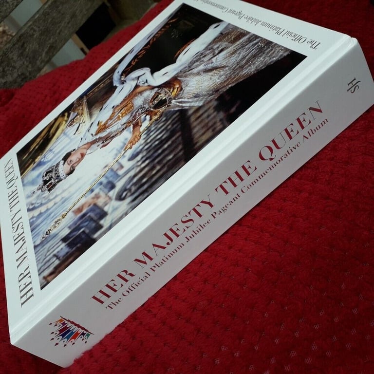  Queen Elizabeth ll Official Platinum Jubilee Pageant Commemorative Album (Hardback) - New-