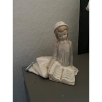 Dart.sa figurine girl reading book 