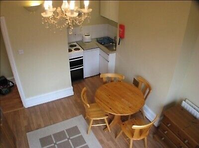 '1 Bedroom Flat in Hammersmith W6. Zone 2. District and Piccadilly line tube