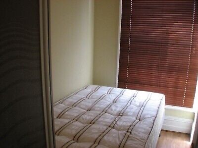 '1 Bedroom Flat in Hammersmith W6. Zone 2. District and Piccadilly line tube