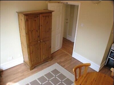 '1 Bedroom Flat in Hammersmith W6. Zone 2. District and Piccadilly line tube