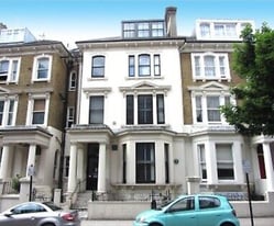 Office for 7-8 people in Earls Court - rent £2,000pm - access to private garden