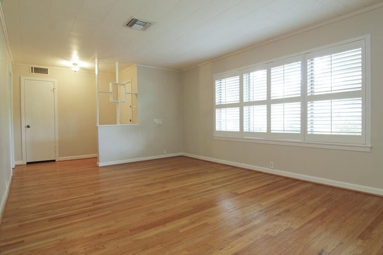 **LAMINATE/ HARDWOOD/LVT PROFESSIONAL FLOOR FITTER**