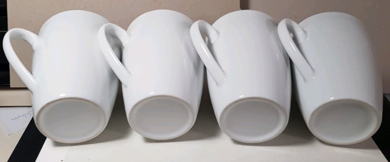 Set of 4 coffee/tea mugs in white ceramic