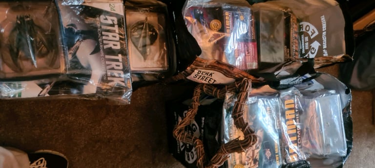 93 sealed brand new Batman /star trek collectable models with magazine