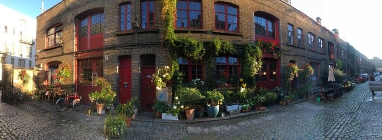 Deskspace in Warehouse Mews. 5 mins from Kennington or Elephant tube