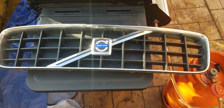 Volvo xc70 front grill in very good condition 