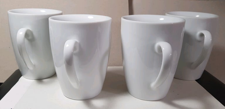 Set of 4 coffee/tea mugs in white ceramic
