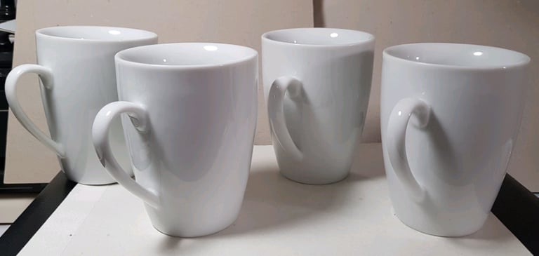 Set of 4 coffee/tea mugs in white ceramic