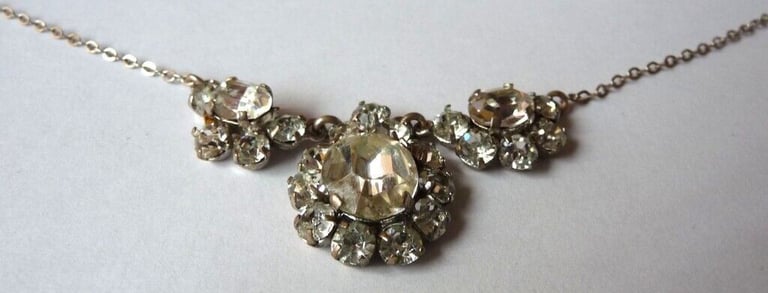 VINTAGE RETRO 50's PASTE NECKLET. NEEDS ATTENTION TO CHAIN LINK