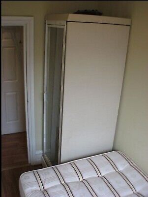 '1 Bedroom Flat in Hammersmith W6. Zone 2. District and Piccadilly line tube