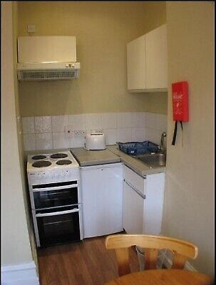 '1 Bedroom Flat in Hammersmith W6. Zone 2. District and Piccadilly line tube