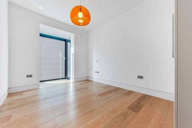 QualityLux 3Bed 2Bath Flat OpenKitchenDiningSittingJulietBalconyViews CarPark VeryNearTubeShopsGreen