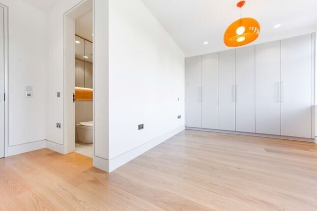 QualityLux 3Bed 2Bath Flat OpenKitchenDiningSittingJulietBalconyViews CarPark VeryNearTubeShopsGreen