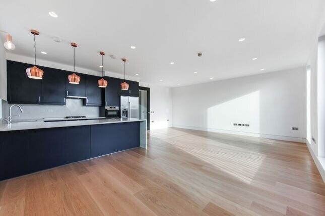 QualityLux 3Bed 2Bath Flat OpenKitchenDiningSittingJulietBalconyViews CarPark VeryNearTubeShopsGreen