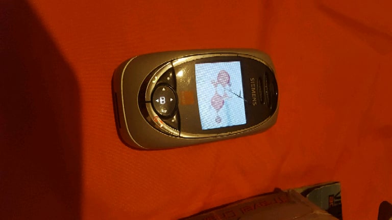 2 old phones with chargers. Both switch on.