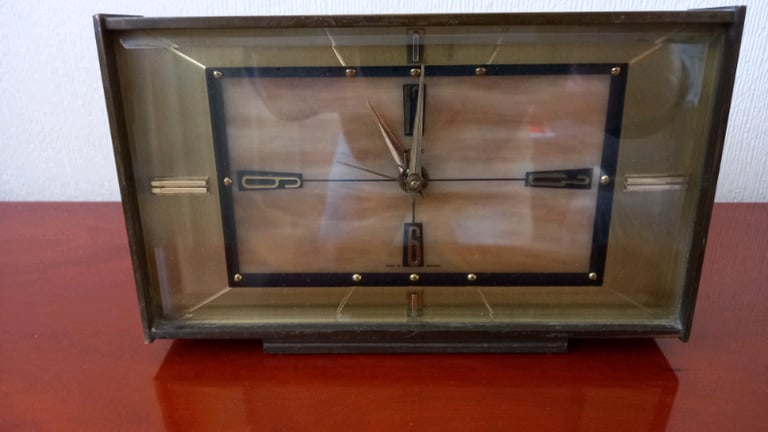 Various old clocks 