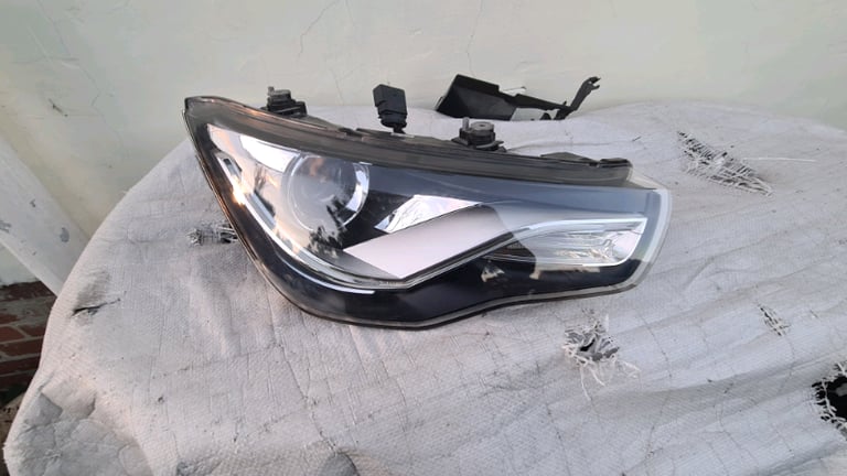 AUDI A1 - XENON HEADLIGHT (2011 - 2014) DRIVERSIDE - COMPLETE