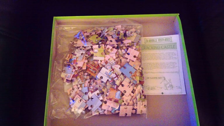 HORRIBLE HISTORIES CRACKING CASTLE 300 PIECE JIGSAW PUZZLE