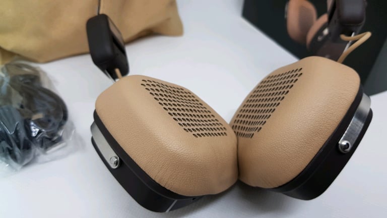 Premium quality wireless foldable headphones with deep bass 